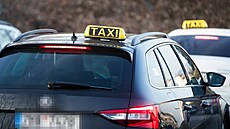 Auta taxiká�� zdobily r��ové a reflexn� zelené pruhy v barvách reflexních prvk�...