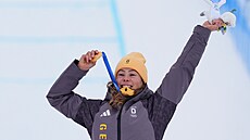 Daniela Maierová z N�mecka slaví zisk zlaté medaile v skikrosu po p�ekro�ení...