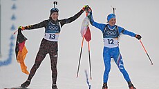 Italka Dorothea Wiererová (vpravo) a N�mka Franziska Preussová se v olympijském...