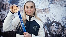 Biatlonistka Tereza Voborníková pózuje s bronzovou medailí za olympijský závod...