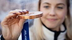 Biatlonistka Tereza Voborníková pózuje s bronzovou medailí za olympijský závod...