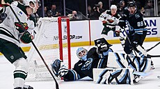 Karel Vejmelka v brán� Utahu zasahuje proti ofenziv� Minnesoty.