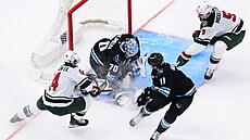 Karel Vejmelka v brán� Utahu zasahuje proti ofenziv� Minnesoty.