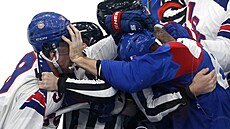 Matthew Tkachuk a Erik �ernák v �arvátce.