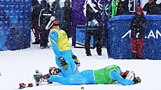 Zatímco Simone Deromedis rozdýchává zlato, Federico Tomasoni hledí do nebe.