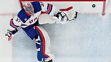 Connor Hellebuyck rozvalený v americké brán� po tref� Juraje Slafkovského.