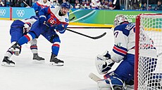 Pavol Regenda prost�eluje Connora Hellebuycka.