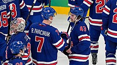 Brady Tkachuk a Quinn Hughes po �tvrtfinálovém vít�zství nad �védskem.