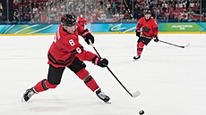 Kanadský obránce Cale Makar st�ílí vyrovnávací branku ve finále olympijského...