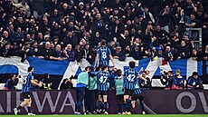 Fotbalisté Atalanty se radují s fanou�ky po gólu proti Dortmundu.