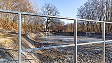 Bývalá hasi�ská nádr� v Hrádku nad Nisou se m�ní v biotop.