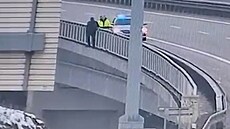 Drama na D1: Policisté rozmluvili mu�i skok z dálni�ního mostu