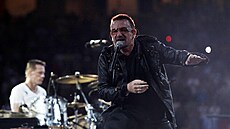Zp�vák kapely U2 Bono na koncert� v Milánu v roce 2025