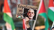 �Jahjá Sinvár: 100procentní legenda,� hlásá na propalestinském protestu v...