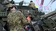 Propaga�ní akce kanadské armády b�hem letního festivalu v Edmontonu zam��ená na...