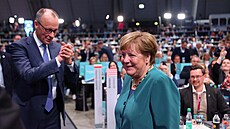 Bývalá n�mecká kanclé�ka Angela Merkelová se sou�asným kanclé�em Friedrichem...