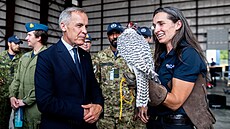 Kanadský premiér Mark Carney nav�tívil vojáky na vojenské základn� v Trentonu....