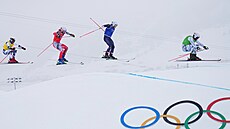 �ech Daniel Paulus ve �lutém dresu, poté Kana�an Jared Schmidt, �véd Erik...