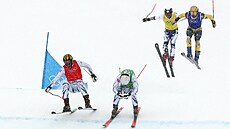 �tvrtfinále skikrosu a jedoucí �výca�i Ryan Regez a Alex Fiva, �ech Daniel...