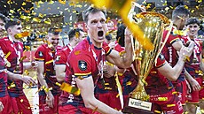 Jakub Janouch slaví s pohárem vít�zství Lv� Praha.