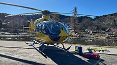 Záchraná�i a hasi�i pomáhali ve V�t�ní u mu�e, na kterého p�i demolici domu...