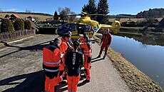 Záchraná�i a hasi�i pomáhali ve V�t�ní u mu�e, na kterého p�i demolici domu...