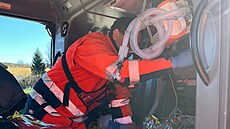 Záchraná�i a hasi�i pomáhali ve V�t�ní u mu�e, na kterého p�i demolici domu...