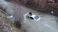 Hasi�i vytáhli z �eky u Blanska auto i mladého �idi�e, který na záchranu �ekal...