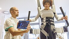 Pacient�m s poruchami ch�ze pomáhá ve Fakultní nemocnici Brno robotický...
