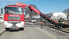 Hasi�i v brn�nských �tý�icích vypro��ovali zametací v�z, který se propadl...