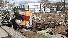 Hasi�i v brn�nských �tý�icích vypro��ovali zametací v�z, který se propadl...