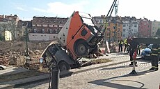 Hasi�i v brn�nských �tý�icích vypro��ovali zametací v�z, který se propadl...