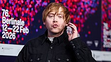 Herec Rupert Grint reaguje p�i p�íjezdu na tiskovou konferenci k propagaci...