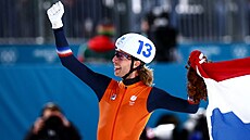 Zlatý medailista Jorrit Bergsma (vlevo) slaví s Stijnem van de Buntem na konci...