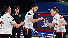 Marc Kennedy, Brett Gallant a Ben Hebert z Kanady oslavují. (21. února 2026)