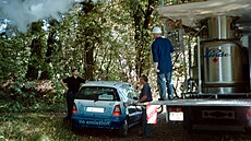 Vodíkové auto tankují z mobilní vodíkové stanice.