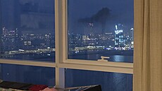 Kou� je vid�t i z hotelového pokoje v Dubaji. (28. února 2026)