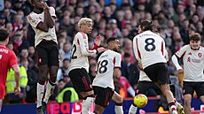 Fotbalisté Liverpoolu se brání ve zdi p�ímému kopu Nottinghamu v utkání Premier...