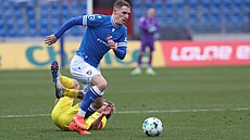 Ostravský Michal Kohút v zápase s Mladou Boleslavé uniká Romanu Mackovi..