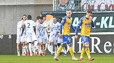 Tepli�tí Radosta a Kozák (vpravo) poté, co jejich tým inkasoval jednu z branek...