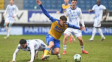 Teplický Tomá� Zlatohlávek se probíjí p�es Jezierského z Olomouce.