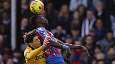 �eský obránce Ladislav Krej�í z Wolverhamptonu ve vzdu�eném souboji s Ismailou...