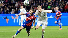 Plze�ský Memi� (vlevo) a spar�an Zelený v souboji v ligovém utkání.