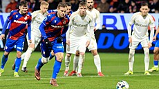 Plze�ský kapitán Mat�j Vydra se rozebíhá k pokutovému kopu, který proti Spart�...