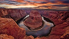 Monumentální skalní útvary barvy krve, dechberoucí západy slunce, divoká �eka,...