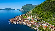 Dopravu na ostrov zaji��ují trajekty, které fungují jako malé výletní lod�....