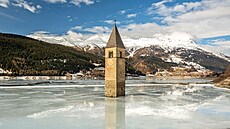 Magicky p�sobící jezero Reschensee le�í v nejzápadn�j�ím výb�ku Ji�ního...