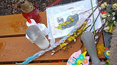 Lidé nosí k so�e nejr�zn�j�í drobnosti.