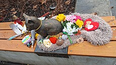 Lavi�ka vedle Mike�e je po�máraná. Prý to tak u� bylo.