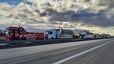 Dálnici D2 u B�eclavi ve sm�ru na Brno zablokoval p�evrácený kamion. (24. února...